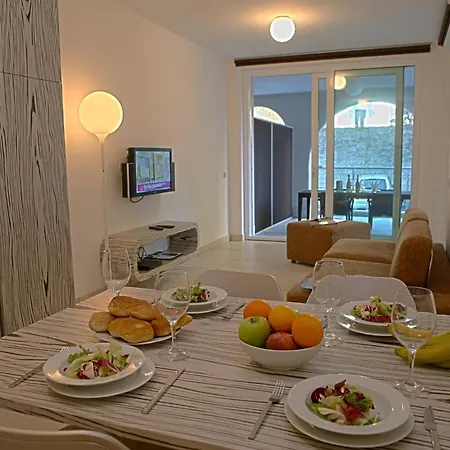 Διαμέρισμα Sleeps 4 Pool